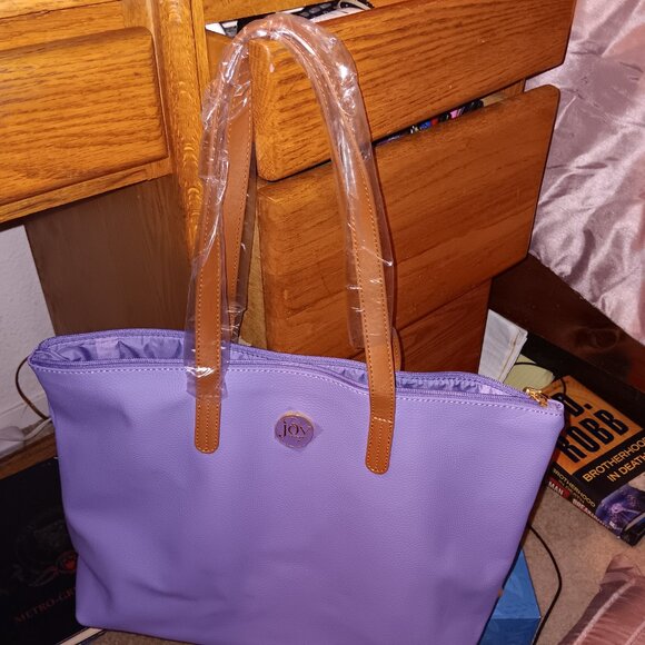 JOY MANGANO LAVENDER LEATHER CROSSBODY BAG ALONG WITH A MATCHING LARGER TOTE - Picture 4 of 5